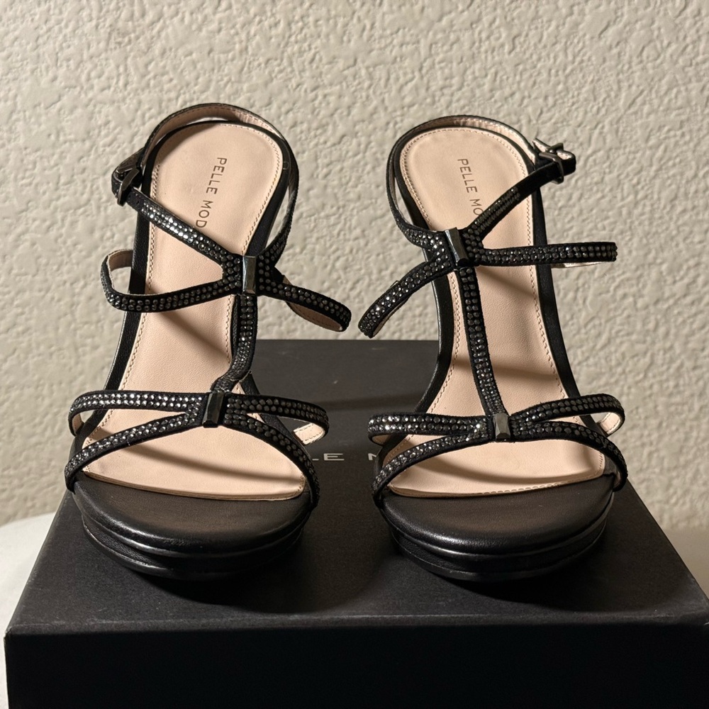 Pelle Moda’s Randall Black Heeled Sandals with Minimalist Design